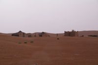 Des habitations au bord du Draa