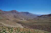 La valle infrieure de l_Assif Anoug Saln, au fond, les crte de Tiferdin