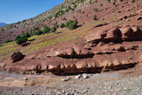 Belles couleurs rouges en arrivant au reservoir d'Ait Imi