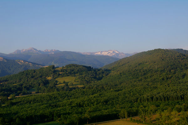 Au premier plan  droite, la Lauzre, au second plan, le Tuc de Castra encadr par le Mont Valier et le Pic de Barlongure au fond