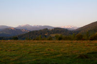 Depuis l'aerodrome de St Girons Antichan, a gauche le Mont Valier, a droite, le Pic de Barlonguere