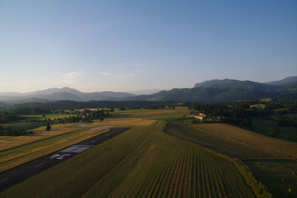 La valle du Salat encadre par la Table des Quatre Seigneurs  droite et le Pic de Calamane  gauche