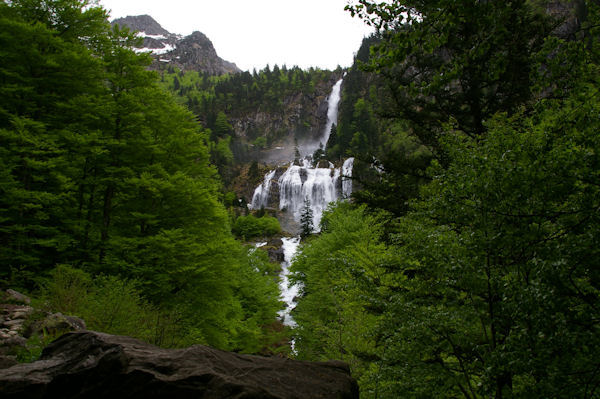 Les cascades d_Ars sont en vue, surplombes par le Pic de Carrots