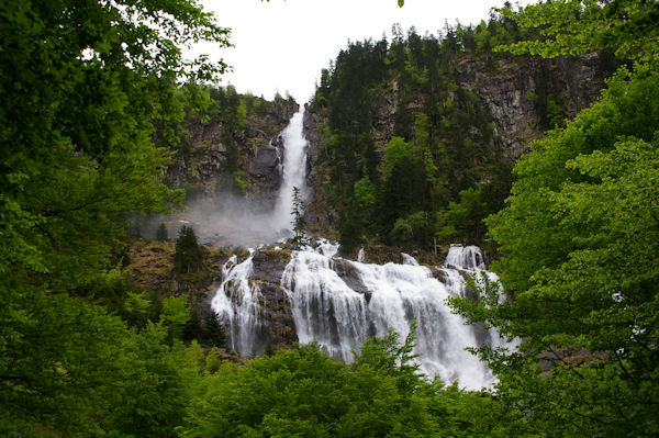 Les cascades d_Ars sont en vue, surplombes par le Pic de Carrots