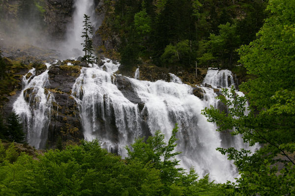 Les cascades d_Ars sont en vue, surplombes par le Pic de Carrots