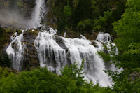 Les cascades d_Ars sont en vue, surplombes par le Pic de Carrots