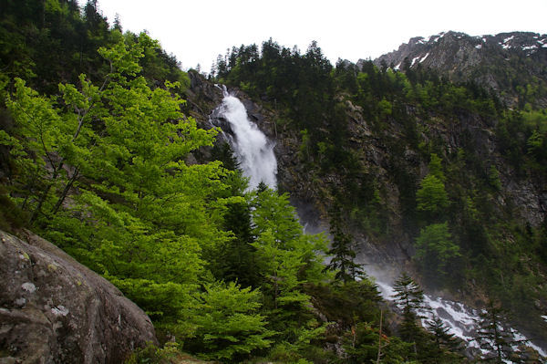 Les cascades d_Ars sont en vue, surplombes par le Pic de Carrots