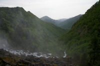 La valle boise de la rivire d_Ars embrume par les embruns de la cascade