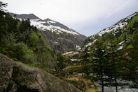 La valle suprieure de la rivire d_Ars depuis le Cap de Pich, au fond, le Pic de la Lesse, le Pic de Puntussan et le Pic Pres de Puntussan