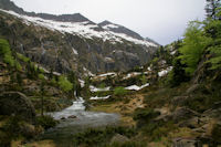 La valle suprieure de la rivire d_Ars depuis le Cap de Pich, au fond, le Pic de la Lesse, le Pic de Puntussan et le Pic Pres de Puntussan