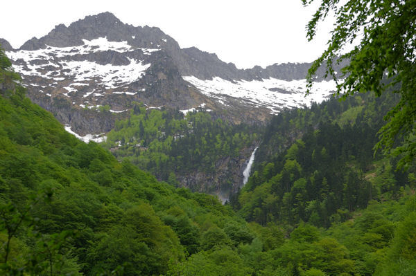 Les cascades d_Ars sont en vue, surplombes par le Pic de Carrots