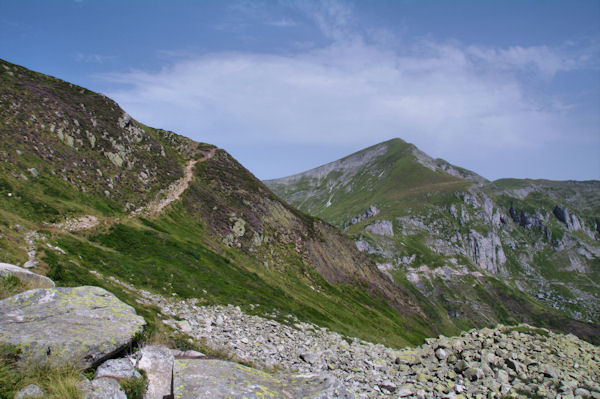 Le chemin menant  l_Etang d_Alate, au fond, le Pic de Girantes