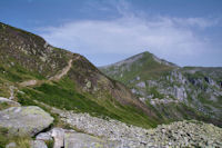 Le chemin menant a l'Etang d'Alate, au fond, le Pic de Girantes