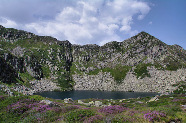 L_Etang d_Alate domin par le Mont Garias