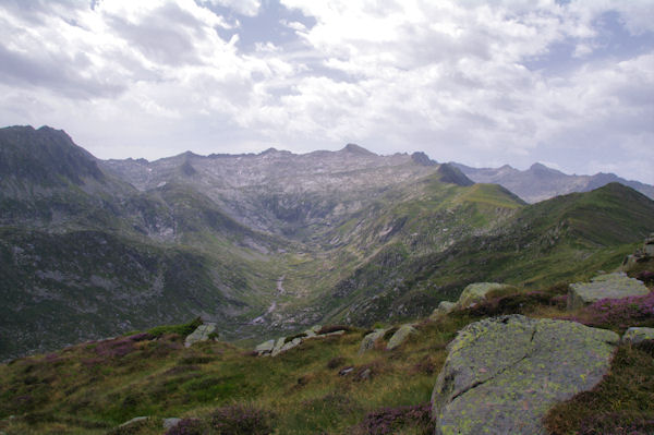 La valle suprieure de Bassis, au fond, le Pic Rouge de Bassis et le Pic Rouge de Belcaire