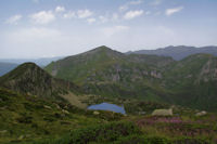 L'Etang d'Alate, le Mont Garias, le Pic de Girantes et derriere, le Pic des Trois Seigneurs