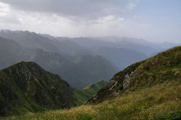 Le ravin de la Coume suivit de la valle du Garbet, au fond, le Mont Valier
