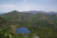 L'Etang d'Alate, le Mont Garias, le Pic de Girantes et derriere, le Pic des Trois Seigneurs