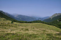 Le vallon de Coumebiere, derriere la vallee d'Aulus les Bains, en fond, le Mont Valier