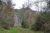 Le chemin sous l_glise de Preille, en face, le Rocher du Paucou