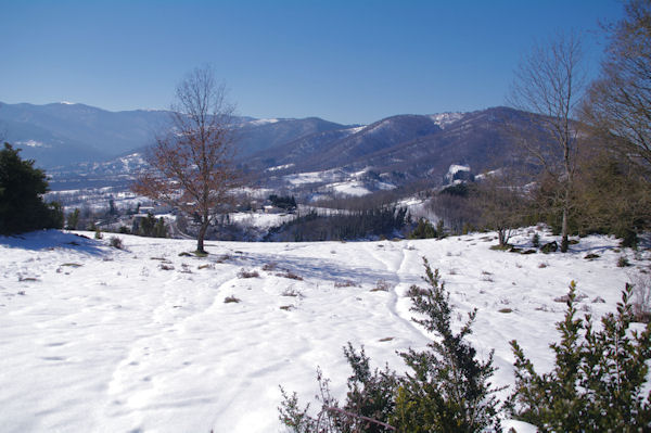 Le Moncoustan  droite, derrire, la crte jusqu_au Cap du Carmil