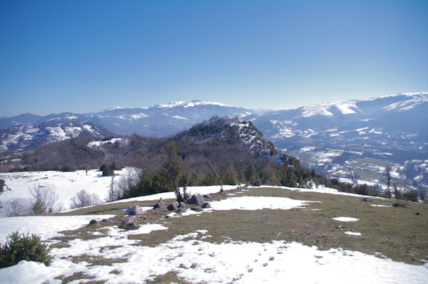 Droit devant, le Roc de Caralp, derrire, le Mont Fourcat et le Pic de St Barthelmy
