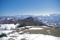 Droit devant, le Roc de Caralp, derrire, le Mont Fourcat et le Pic de St Barthelmy