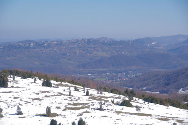 En bas, Vernajoul, derrire la Montagne du Plantaurel