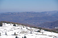 En bas, Vernajoul, derriere la Montagne du Plantaurel