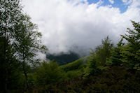 La valle de Boussenac  travers les nuages depuis la crte Est du Cap du Carmil