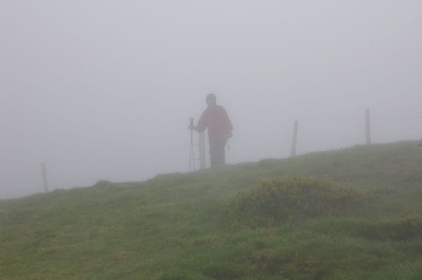 Marie Franoise au sommet du Cap du Carmil dans le brouillard