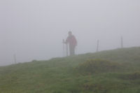 Marie Franoise au sommet du Cap du Carmil dans le brouillard