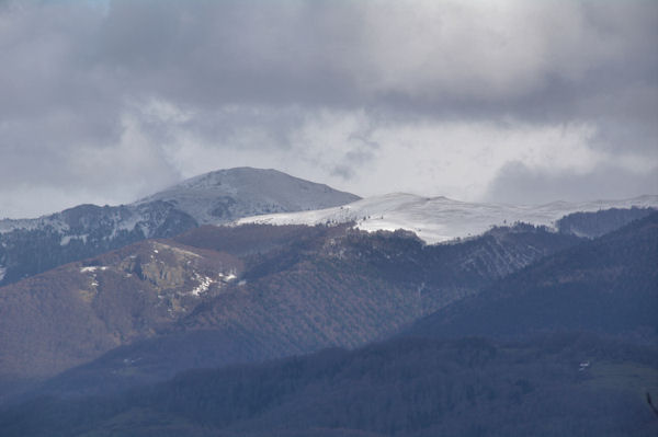 Le Roc de la Courgue dans le soleil, la Montagne de la Frau dans l_ombre