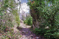 Passage entre les rochers a Sarrot