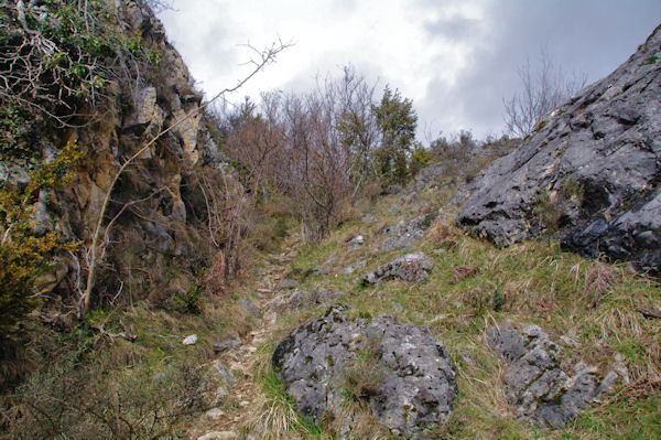 Petit col rocheux entre les Aiguilles de Charla et le Roc de Cos