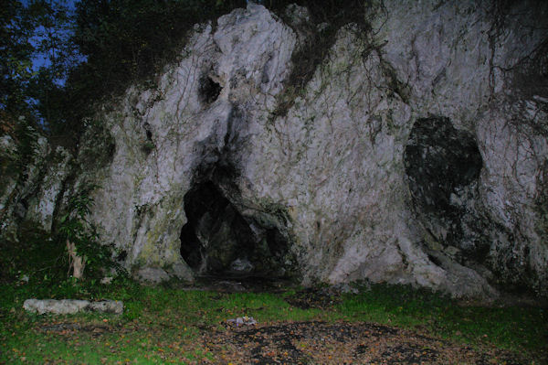 Une grotte sous les Rochers de la Pierre Troue