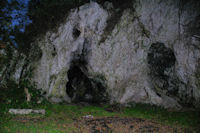 Une grotte sous les Rochers de la Pierre Trouee