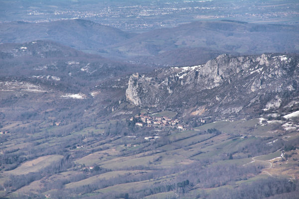 Le chateau de Roquefixade, au loin, le chateau de Foix