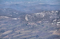 Le chateau de Roquefixade, au loin, le chateau de Foix