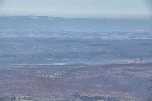 Le Lac Montbel, au loin, le Pic de Nore enneig