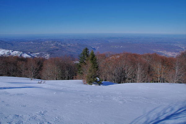 Les pentes Nord du Roc de la Courgue, au loin, les gorges de Pereille