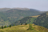 Le Sarrat de la Llau, au fond, le Roc de Quercourt