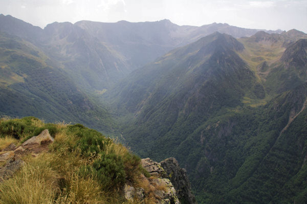 Le vallon suprieur de l_Oriege, au fond, Pic des Rcantous, Puig de Terrers, Pic des Mortiers, Puig de la Portella Gran et Pic de la Cometa