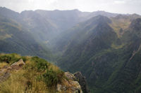 Le vallon superieur de l'Oriege, au fond, Pic des Recantous, Puig de Terrers, Pic des Mortiers, Puig de la Portella Gran et Pic de la Cometa