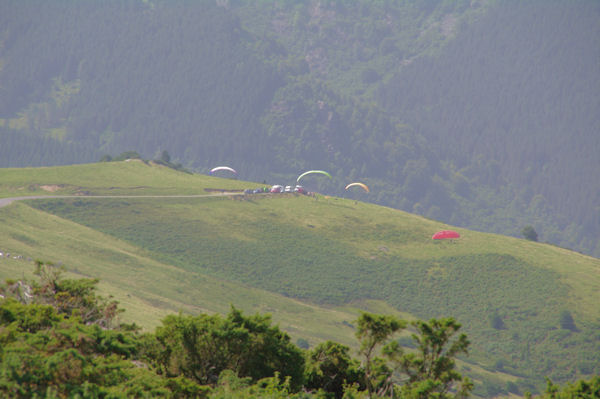 Des parapentes au Courtal de Lers