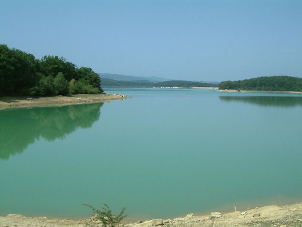 Le Lac Montbel entre la Palette et Taurine