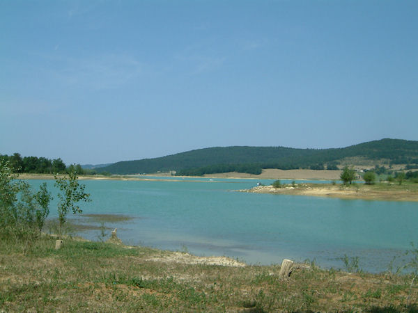 Le Lac Montbel depuis la digue centrale vers Les Baylards