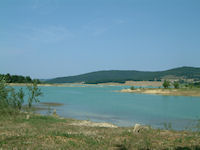 Le Lac Montbel depuis la digue centrale vers Les Baylards