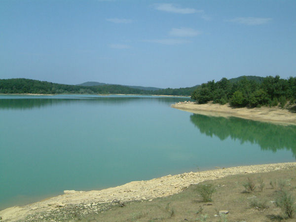 Le Lac Montbel entre la Palette et Taurine