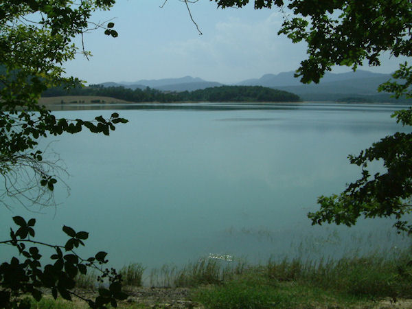 Le Lac Montbel juste aprs le barrage de Montbel